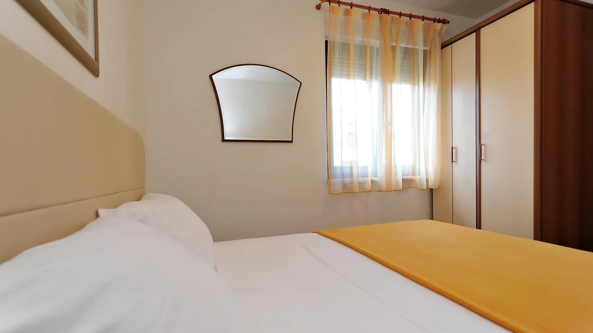Apartments Villa Eden Preko 0*,