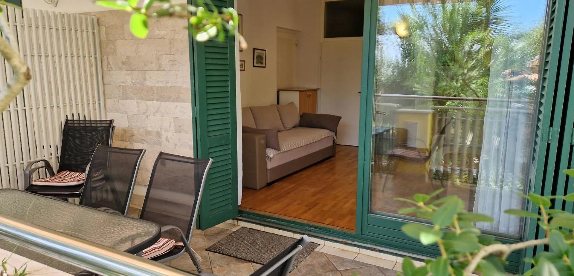 Apartments Villa Eden Preko 0*,